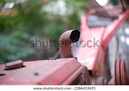 Parts of a rice tractor, diesel tractor, parts of plowing equipment, hand tractor, external view, chimney, wheels, oil cap and handlebar, changing gears, traktor quick yanmar, g1000 sedang berhenti