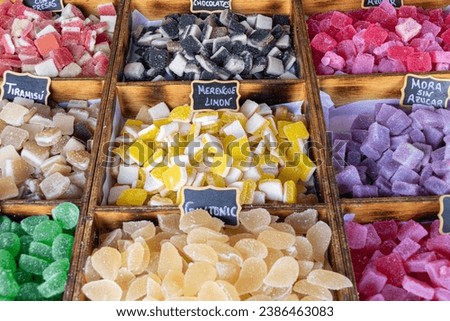 Colorful assortment of homemade candies with fruit flavors.
Translated text (and candy tastes): tiramisu, chocolate, lemon meringue, gintonic, free sugar blackberry