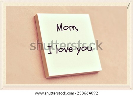 Text mom I love you on the short note texture background