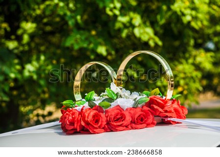 big decorate wedding rings on a roof of the car