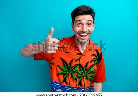 Photo of excited marketer young man advertise resort promoting confirmation registration in hotel booking isolated on blue color background