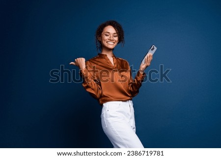 Photo of entrepreneur manager lady hr post empty space job vacancy demonstrate using device isolated over blue color background