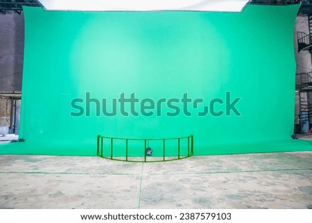 Large chroma screen in an indoor set with just one prop