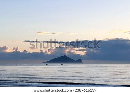 Looks out into the distance the Guishan Island complete picture when sunrise