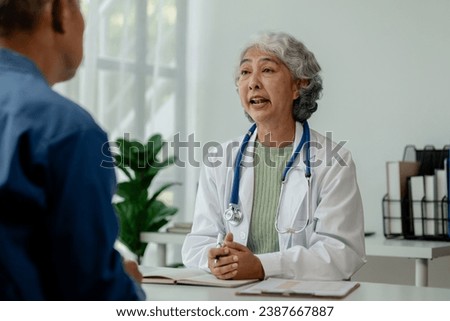Doctor examining an elderly patient, An elderly patient is being diagnosed by a doctor in the hospital, The doctor is explaining the treatment plan to the patient, doctor idea.
