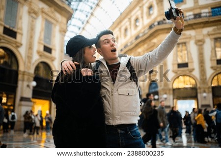 Couple of turists taking a selfie in the city