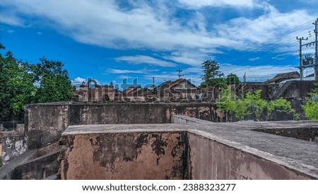 Situs Warungboto similiat to Tamansari Water Castle. If the Sultan Palace is the residence of the Sultan's family and Taman Sari is a bath site, then Warungboto is a royal family resting.