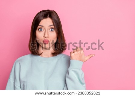 Photo of young lovely woman pouted lips indicate thumb empty space decidion banner ads isolated over pink color background