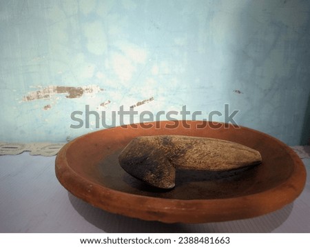 an image of a traditional clay mortar and wooden pastle