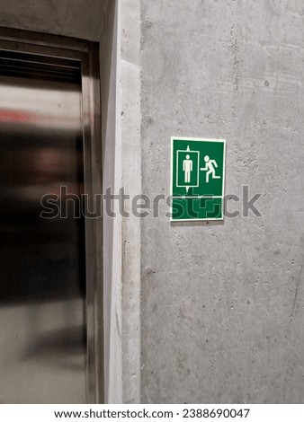 the sign near the elevator in the building indicates that this elevator is suitable for evacuating people from the building. it is not necessary to use the stairs, the elevator has its own backup powe
