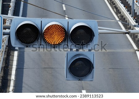 Traffic lights that smoothly organize road conditions