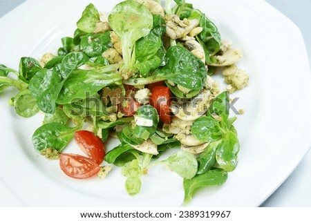 Lamb's lettuce with tomatoes and mushrooms