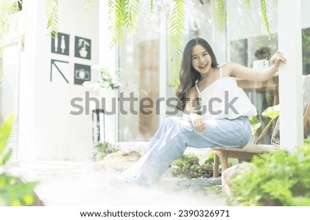Beautiful woman, travel, cafe, restaurant, semi-natural Bright white image tone