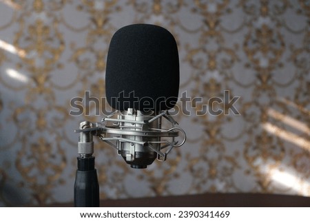 Mic with black anti-noise attached to the mini mic stand