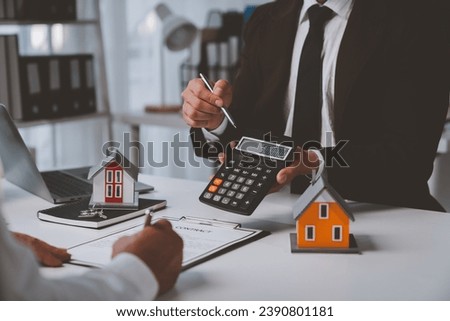 Real estate agents bid homes in the project to explain in detail to clients. Explain and present information about home and mortgage purchases. real estate trading ideas Royalty-Free Stock Photo #2390801181
