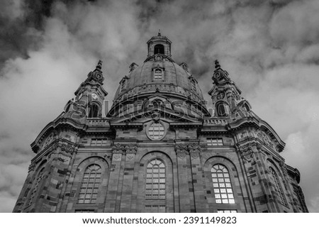 Black and white photo of the Frauenkirche in Dresden, with beautiful clouds.