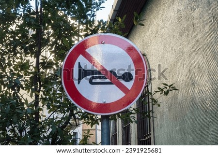 Do not honk traffic sign