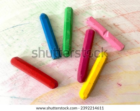 colored crayons for coloring pictures, there are red, green, blue, pink, yellow and purple
