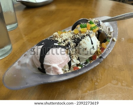 Banana split ice cream is one of the most popular ice creams for everyone, the sweet blend of ice cream, banana, and dried fruit toppings is very refreshing.