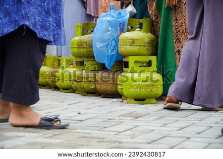 people queue to get 3 Kg gas cylinders that are only intended for the poor. in Indonesia, these gas cylinders have become a bone of contention for the underprivileged. translate : only for poor people
