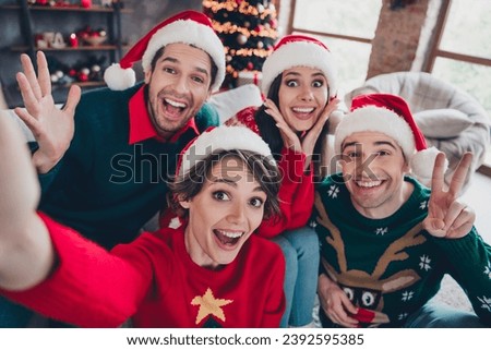 Portrait of astonished positive fellows take selfie demonstrate v-sign magic christmas atmosphere flat indoors