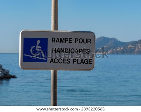 Symbol sign in French for wheelchair access to the beach