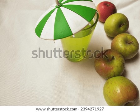 One of the fruits that can be eaten directly or made into juice is apples