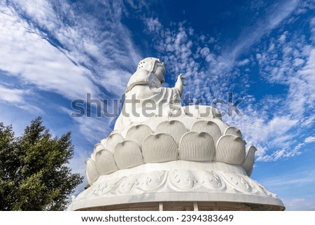 background of one of the major tourist attractions in Chiang Rai province of Thailand (Wat Huay Pla Kang) has Buddha statues, GudinnestatynTempel,tourists always come to make merit and take photos