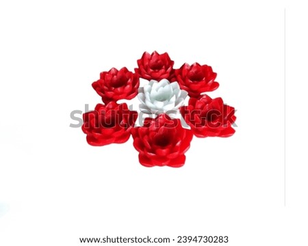 The white background in the picture is six red lotus candles and a white lotus candle placed in the middle.
