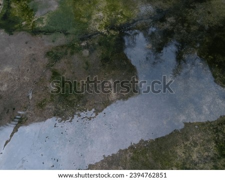photo of a wet floor covered in rainwater, Suitable for photos with themes of cleanliness, security, safety, danger, rainy weather and light reflections.