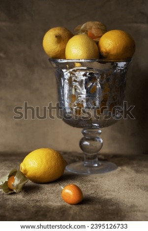 Vase with lemons on the table.