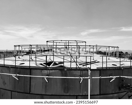 The picture above shows the roof of a steel fuel tank in a gray tone.