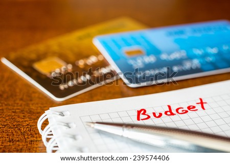 Cash budget, the calculation of the balance, a credit cards on the table
