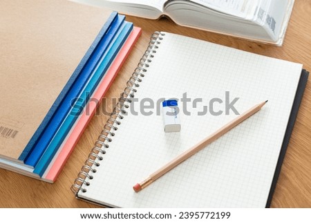 Reference books and writing utensils.
Translation: sleeve, paper