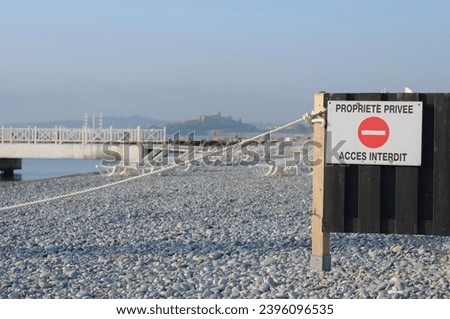 French "Private Property - do not enter" sign at a private beach