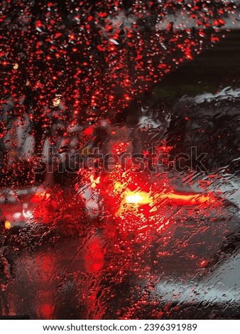 
The picture shows raindrops recorded from inside the car when stopped at a traffic light in heavy rain.