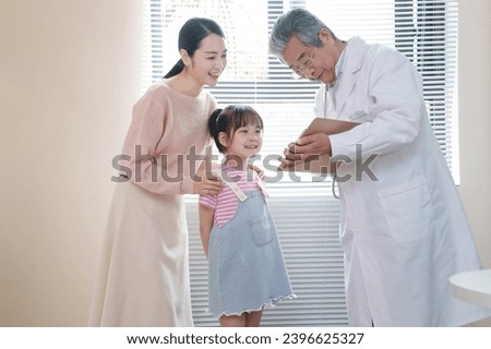 Young mothers with children see a doctor