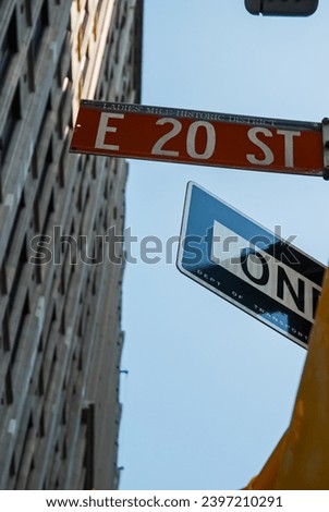 an image of a sign indicating the road of New York
