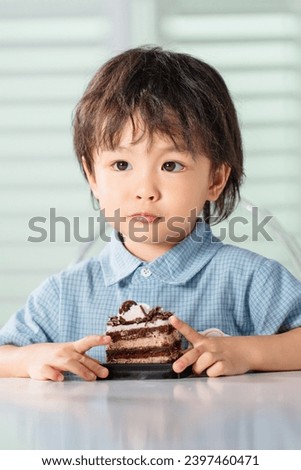 Eat cake of lovely little boy