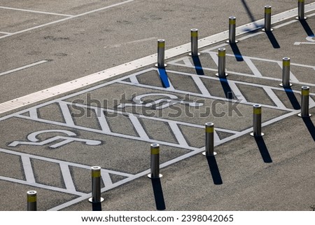 Parking lot with parking facilities for wheelchair users