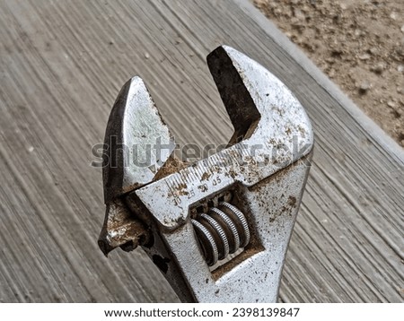 10 inch adjustable wrench pictured using macro mode