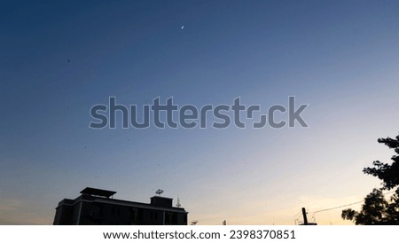 Picture of the twilight sky When the sun is setting and the stars began to appear Makes the sky have 2 colors, similar to the color of sea water touching a sandy beach.