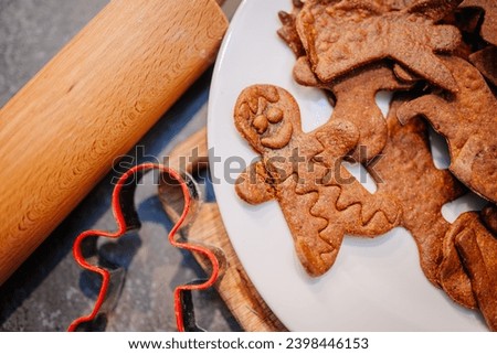 Gingerbread man with a broken arm Christmas cookies