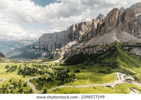 Wunderschöne Passo di Gardena Berge in den Dolomiten aufgenommen mit einer Drohne an einem sonnigen Sommertag. 