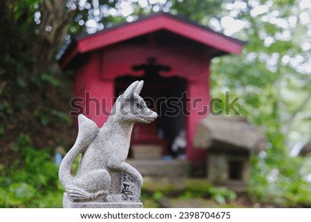 Situated adjacent to the primary path within Shimoda Park, you will find Kofuku-Inari Shrine. Inari shrines are frequently distinguished by the prominent inclusion of foxes.