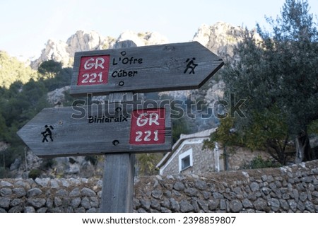 Signposting for hiking routes in the Serra de Tramuntana (Mallorca), a UNESCO World Heritage Site.