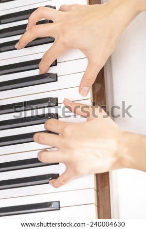hands and piano