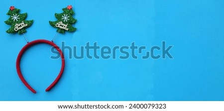  cute  headband funny christmas trees isolate on a blue backdrop.
concept of joyful Christmas party,New year is coming soon, festive season decoration with Christmas elements