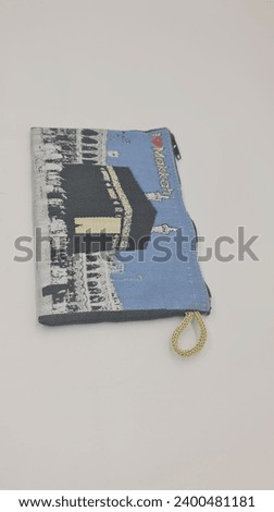 Wallets are made from cloth with a picture of the Kaaba, which is one of the typical souvenirs from Mecca and is often bought by visitors who are worshiping in Mecca.
