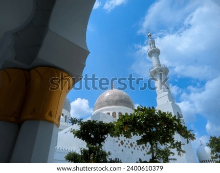 The dome of the Syech Zayed Solo Mosque is very large and majestic, visible from the bright blue sky during the day  Royalty-Free Stock Photo #2400610379